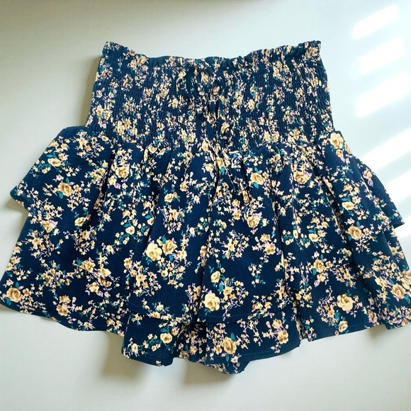 COPY - Ditsy Floral Ruffle Skorts Size small in Juniors - Picture 1 of 6